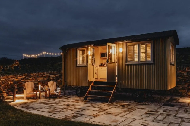 shepherd's hut at night